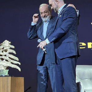 Realiza el Centro Libanés México, un homenaje al Ing. Carlos Slim por su participación en el desarrollo de México, su apoyo a la comunidad mexicana de origen libanés y su altruismo.