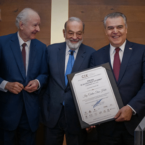 El Ing. Carlos Slim Helú recibió el premio “Juan Sánchez Navarro” por su labor en el desarrollo de México, otorgado por el Consejo Coordinador Empresarial, (CCE).