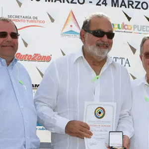 El Sr. Carlos Slim Helú recibe la Medalla de Honor Del Presidente de la ISSF, Sr, Olegario Vázquez Raña.