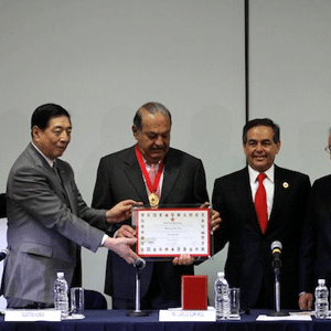 El Ing. Carlos Slim Helú recibió la Medalla de la Gran Cruz de la Orden de Honor y Mérito de parte del Presidente Nacional de la Cruz Roja Mexicana, Daniel Goñi Díaz y del Presidente de la Federación Internacional de Sociedades de la Cruz Roja y de la Media Luna Roja, Tadateru Konoe, en reconocimiento a su gran trayectoria humanitaria.