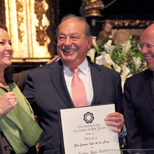 La Universidad del Claustro de Sor Juana otorgó al Ing. Carlos Slim la Presea "Sor Juana Inés de la Cruz", por su labor para el rescate del Centro Histórico de la Ciudad de México.