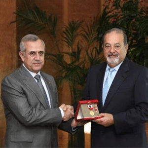 El Ing. Slim recibió la condecoración Orden de Oro del Mérito Libanés durante su estancia en Beirut, a donde viajó con el fin de realizar una serie de reuniones con funcionarios del gobierno libanés.