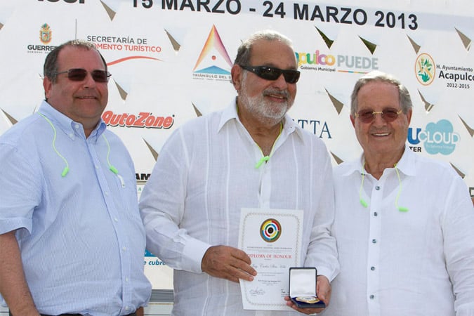 El Sr. Carlos Slim Helú recibe la Medalla de Honor Del Presidente de la ISSF, Sr, Olegario Vázquez Raña.