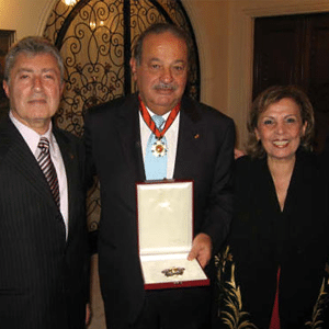 The Embassy of Lebanon in Mexico awarded the National Order of the Cedar in Grade of Grand Officer to Carlos Slim, on November, 2008.