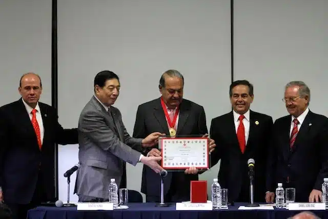 El Ing. Carlos Slim Helú recibió la Medalla de la Gran Cruz de la Orden de Honor y Mérito
