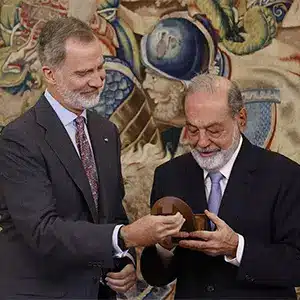 Su Majestad, el Rey Felipe VI de España, entregó el “Premio Enrique V. Iglesias” a Carlos Slim por su contribución al crecimiento de Iberoamérica.