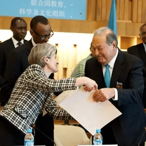 Mr. Carlos Slim receives the UNESCO Medal recognizing his contribution to make sure that Information and Communication Technologies benefit the population.