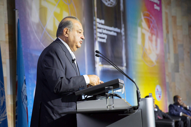 La Unión Internacional de Telecomunicaciones (UIT) entregó al Ing. Carlos Slim el Premio Mundial de las Telecomunicaciones y la Sociedad de Información 2014,