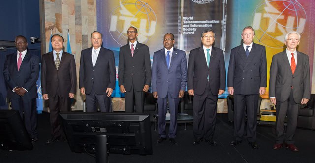 La Unión Internacional de Telecomunicaciones (UIT) entregó al Ing. Carlos Slim el Premio Mundial de las Telecomunicaciones y la Sociedad de Información 2014,