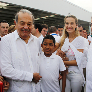 El Ing. Carlos Slim, acompañado por el Gobernador de Veracruz, Dr. Javier Duarte de Ochoa, y la Presidenta y Fundadora de Happy Hearts Fund, Petra Nemcova, inauguró la escuela primara "Juan Maldonado Pereda", donada por Grupo Carso y equipada por Happy Hearts.