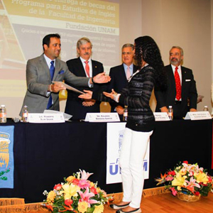 La Fundación UNAM y la Fundación Carlos Slim entregaron 753 becas para el aprendizaje del idioma inglés a estudiantes de la Facultad de Ingeniería de la Universidad Nacional Autónoma de México.