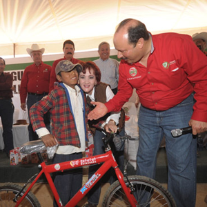 Fundación Carlos Slim, Minera FRISCO y el Gobierno del Estado de Chihuahua, entregan 10,000 bicicletas del programa “Ayúdame a llegar” en beneficio de niños que viven lejos de la escuela donde estudian y 8 mil cobertores para habitantes de la sierra de Chihuahua de escasos recursos.