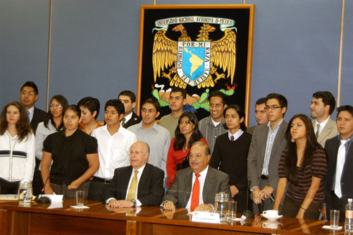 El Ing. Carlos Slim se reunió con universitarios distinguidos de la Universidad Nacional Autónoma de México, estudiantes, académicos, investigadores, para platicar sobre diferentes temas de México, su inserción en el mundo actual, sus instituciones, sobre la UNAM y el mundo.