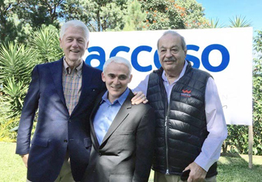 Durante una visita a El Salvador y Perú, el Ing. Carlos Slim, el expresidente Bill Clinton y el filántropo Frank Giustra recorrieron comunidades en las que, Fundación Carlos Slim, Fundación Clinton y la Alianza Clinton-Giustra-Slim Enterprise Partnership, realizan importantes iniciativas y programas en Salud y Empleo en beneficio de población vulnerable.