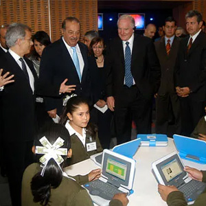 El Ing. Carlos Slim Helú anunció la donación de 100 mil equipos de cómputo a más de 1,400 escuelas públicas en todo el país, en evento realizado en la CASA TELMEX Centro Histórico.